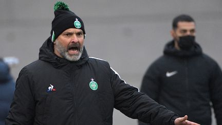 Pascal Dupraz faisait ses débuts sur le banc de&nbsp;Saint-Étienne face à Lyon-La-Duchère, le 19 décembre 2021 en Coupe de France. (SEBASTIEN BOZON / AFP)