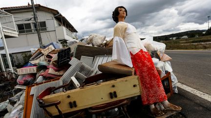 Un mannequin gît près de débris à Koriyama, dans la préfecture de Fukushima, le 15 octobre 2019. (SOE ZEYA TUN / REUTERS)