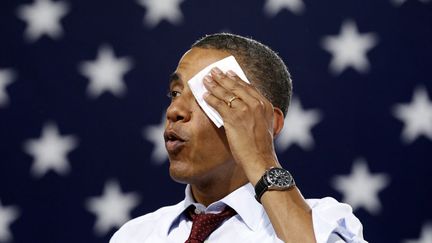 Le pr&eacute;sident Barack Obama s'essuie le front lors d'un meeting de campagne &agrave; Windham (New Hampshire), le 18 ao&ucirc;t 2012. (KEVIN LAMARQUE / REUTERS)