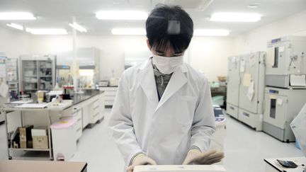 Un laboratoire de recherche surle Covid-19 à Tokyo (Japon). Photo d'ilustration. (DAVID MAREUIL / ANADOLU AGENCY)