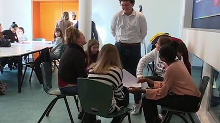 À Schiltigheim, dans le Bas-Rhin, un conseil municipal est entièrement dirigé par des enfants. Le temps d'une journée, les jeunes de moins de 18 ans échangent sur des sujets variés qui concernent leur commune. (France 3)