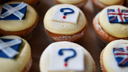 Des "cupcakes du r&eacute;f&eacute;rendum" affubl&eacute;s, au choix, de l'Union Jack, du srapeau &eacute;cossais ou d'un point d'interrogarion&nbsp;sont propos&eacute;s dans une patisserie d'Edimbourgh (Ecosse), le 16 septembre 2014. (BEN STANSALL / AFP)