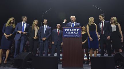 Donald Trump, entouré de sa famille, en meeting à Manchester (New Hampshire), le 7 novembre 2016 (MANDEL NGAN / AFP)