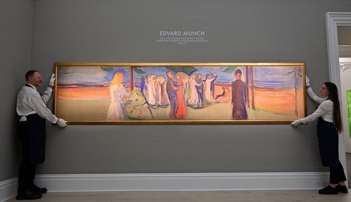 "Danse sur la plage" d'Edvard Munch à la maison Sotheby's à Londres le 22 février 2023. (JUSTIN TALLIS / AFP)