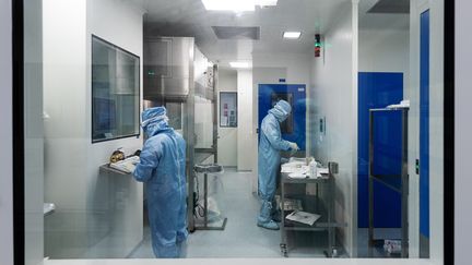 Des techniciens travaillent à l'élaboration d'un vaccin contre le Covid-19, pour le laboratoire Sanofi, à Val-de-Reuil (Eure), le 10 juillet 2020.&nbsp; (JOEL SAGET / AFP)