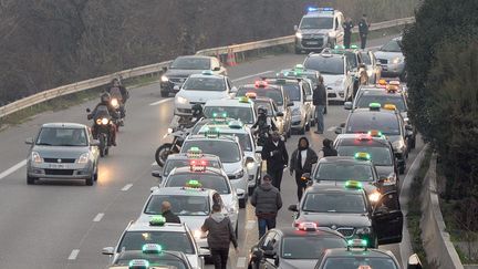 Des chauffeurs de taxis bloquent&nbsp;le périphérique de Marseille (Bouches-du-Rhône) pour manifester contre la concurrence des VTC, le 26 janvier 2016. (BORIS HORVAT / AFP)