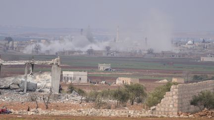 Une fumée s'élève d'Alep, en Syrie, alors que les combats&nbsp;contre l'Etat islamique continuent, le 28 janvier 2017. (HUSEYIN NASIR / ANADOLU AGENCY / AFP)