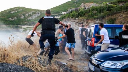 Des gendarmes interviennent lors de la rixe de Sisco, le 13 août 2016, en Haute-Corse. (MAXPPP)