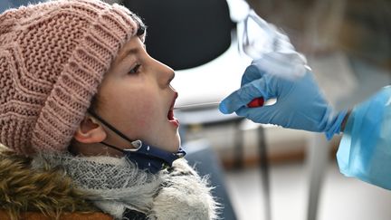 Une enfant se fait dépister pour le Covid-19 (illustration). (FRANCK DUBRAY / MAXPPP)