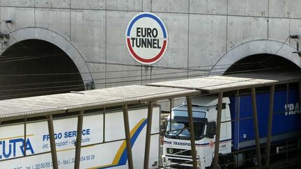 &nbsp; (Eurotunnel suspend le trafic des navettes après l'intrusion de migrants © MaxPPP)