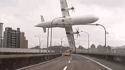 Capture d'&eacute;cran de la vid&eacute;o du crash d'un appareil en plein centre-ville de Taipei (Ta&iuml;wan), le 4 f&eacute;vrier 2015. (TVBS TAIWAN / AFP)