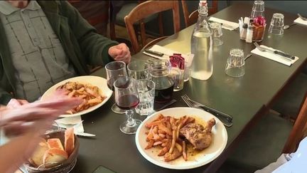 En Mayenne, un bistrot est inscrit au guide culinaire Gault et Millau, mercredi 5 octobre. Le restaurant ouvrier propose, pour un menu à 13 euros, une cuisine locale et de qualité.&nbsp; (FRANCE 2)