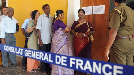 Des Fran&ccedil;ais d'Inde font la queue pour voter au premier tour de l'&eacute;lection pr&eacute;sidentielle au Consulat Fran&ccedil;ais &agrave; Pondicherry le 22 avril 2012. (MANJUNATH KIRAN / AFP)