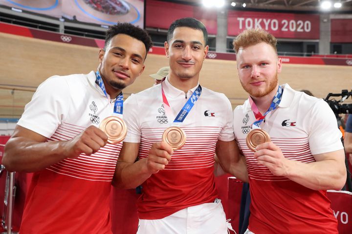 Florian Grengbo, Rayan Helal et&nbsp;Sébastien Vigier posent avec leur médaille de bronze acquise lors de la petite finale de l'épreuve de vitesse par équipes, à Tokyo le 3 août (AGENCE KMSP / KMSP)