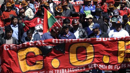 solidaires des indiens participent à une manifestation à La Paz, le 28 septembre 2011.

L’action des Indiens prend un tour politique en septembre quand le principal syndicat, la Centrale ouvrière de Bolivie (COB), appelle à la grève en soutien aux marcheurs. 

Des opposants politiques à Morales, de droite comme de gauche, prennent fait et cause pour le mouvement. (AFP PHOTO/AIZAR RALDES)