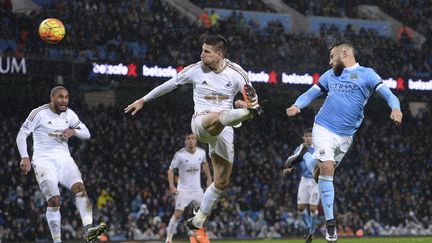 Nicolas Otamendi (à droite) place une tête (OLI SCARFF / AFP)