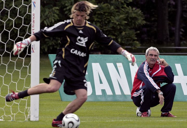 Grégory Coupet, gardien numéro 2 des Bleus en 2006, et Raymond Domenech, alors sélectionneur de l'équipe de France. (PASCAL PAVANI / AFP)