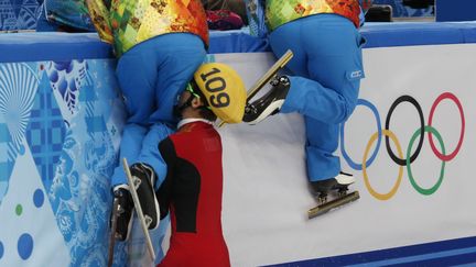 La Chinoise Fan Kexin&nbsp;s'&eacute;crase contre les barri&egrave;res du palais des sports Iceberg en demi-finale du patinage de vitesse 500&nbsp;m, le 13 f&eacute;vrier 2014. (DAVID GRAY / REUTERS)