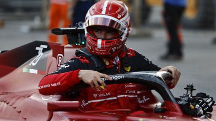 Charles Leclerc s'extrait du baquet de sa Ferrari après les essais qualificatifs du Grand Prix d'Azerbaïdjan, le samedi 11 juin.&nbsp; (HAMAD I MOHAMMED / POOL)