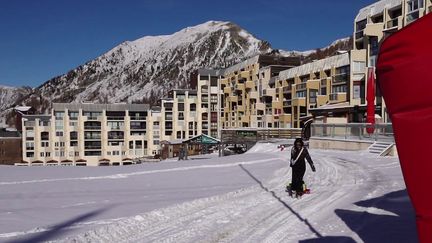 Les flocons tombés ces derniers jours dans les Alpes mettent du baume au cœur des professionnels, qui se tiennent prêts pour l'ouverture des stations de ski début décembre.