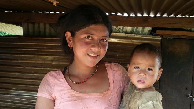 &nbsp; (Fulmaya et son fils devant sa cabane en tôle ondulée et en bois © RF/ Alice Serrano)