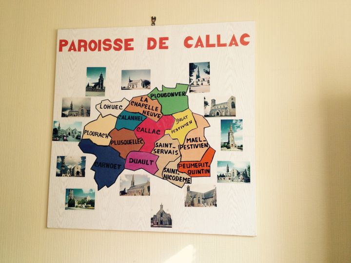 Une carte des&nbsp;14&nbsp;communes que compte&nbsp;la paroisse de Callac (Côtes-d'Armor) affichée au&nbsp;presbytère de la commune, mardi 22 mars 2016. (ELISE LAMBERT/FRANCETV INFO)