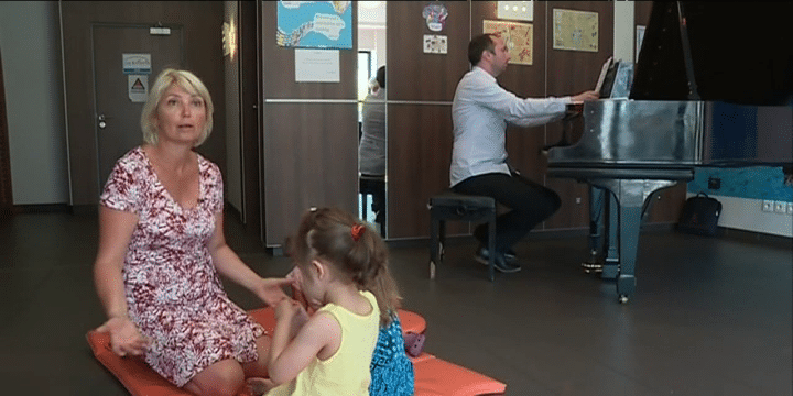 Dès leur entrée en crèche, les plus petits ont pu s'initier à la musique classique. 
 (France 3 / Culturebox)