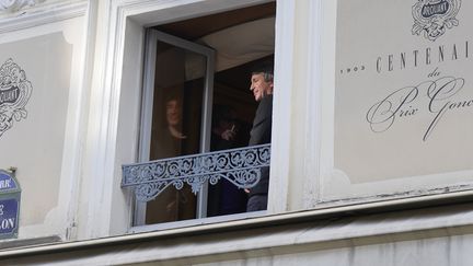 Le romancier Eric Vuillard, Prix Goncourt 2017 pour "A l'ordre du jour", à la fenêtre du restaurant le Drouant
 (Laurence Houot / Culturebox)