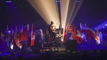 Ce soir, Jacques a niché ses machines et son bric-à-brac au milieu de plusieurs rangées de drapeaux de tous les pays. Une façon de signifier son côté internationaliste, lui qui a justement sorti début juillet une version polyglotte de son hit "Dand la radio".
 (Gilles Scarella / FTV)