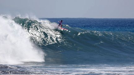 Un surfer, à Le Port, sur l'île de La Réunion, le 3 août 2011.&nbsp; (AFP)