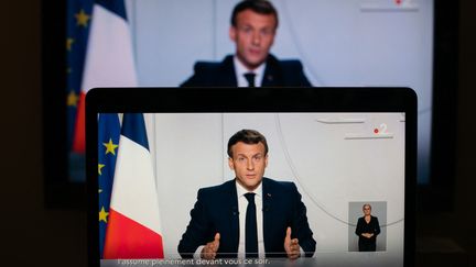 Le président de la République, Emmanuel Macron, à la télévision, lors&nbsp;d'une allocution&nbsp;sur le Covid-19, le 28 octobre 2020. (MARIE MAGNIN / HANS LUCAS / AFP)