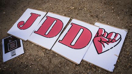 Une pancarte lors d'une manifestation en soutien aux journalistes du "Journal du dimanche", en grève, le 19 juillet 2023 à Paris. (XOSE BOUZAS / HANS LUCAS / AFP)