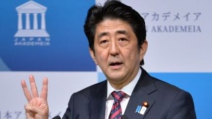 Le Premier ministre Shinzo Abe et les «trois flèches» de sa politique de relance économique. (KAZUHIRO NOGI / AFP)