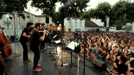 Le Bal Brotto Lopez et Les Ogres de Barback réunis sur la scène du festival Labyrinthe de la Voix ce samedi 30 juillet 2016. 
 (Capture d&#039;écran / Couac Production)