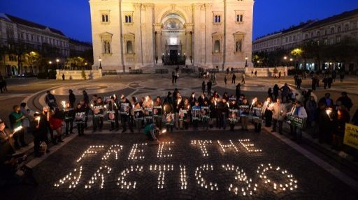 Des sympathisants de Greenpeace organisent une veill&eacute;e pour les 30 militants de l'ONG emprisonn&eacute;s en Russie, le 16 novembre 2013 &agrave; Budapest, en Hongrie.&nbsp; (ATTILA KISBENEDEK / AFP)