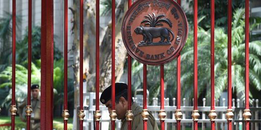 Les grilles de la Banque centrale indienne à New Delhi. (AFP PHOTO / SAJJAD HUSSAIN)