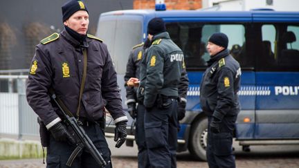 Des policiers &agrave; Copenhague (Danemark), le 15 f&eacute;vrier 2015, au lendemain de deux attentats qui ont co&ucirc;t&eacute; la vie &agrave; deux personnes. (FREYA INGRID MORALES / ANADOLU AGENCY / AFP)