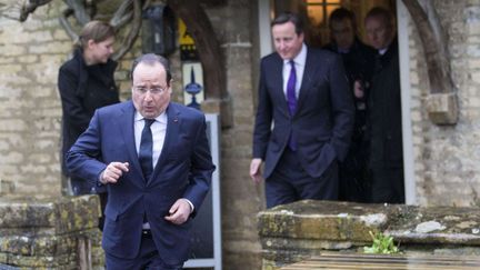 Le pr&eacute;sident fran&ccedil;ais Fran&ccedil;ois Hollande court jusqu'&agrave; sa voiture pour &eacute;viter d'&ecirc;tre mouill&eacute; par la pluie &agrave; l'issue d'une rencontre avec le Premier ministre britannique David Cameron (D) &agrave;&nbsp;Brize Norton (Royaume-Uni), le 31 janvier 2014. (DAVID HARTLEY / REX / SIPA)