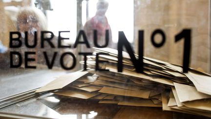 Dans un bureau de vote de Villefranche-sur-Sa&ocirc;ne (Rh&ocirc;ne), le 22 mars 2015, lors du premier tour des &eacute;lections d&eacute;partementales. (LAURENT CIPRIANI / AP / SIPA)