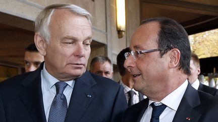 Jean-Marc Ayrault et Fran&ccedil;ois Hollande discutent en arrivant &agrave; la conf&eacute;rence environnementale, &agrave; Paris, le 20 septembre 2013. (CHARLES PLATIAU / AFP)