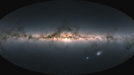 Image fournie par l'Agence spatiale européenne, le 3 décembre 2020, de la Voie lactée et de galaxies voisines, réalisée avec l'observation de presque 1,8 milliard d'étoiles par le satellite Gaia. (AGENCE SPATIALE EUROPEENNE / AFP)