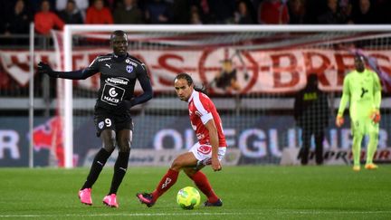 Dona Ndoh, buteur niortais, face au Brestois Grougi.  (NICOLAS CR?ACH / MAXPPP)