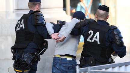 Un supporter arrêté par les policiers lillois lors de l'Euro... (MARIUS BECKER / DPA)