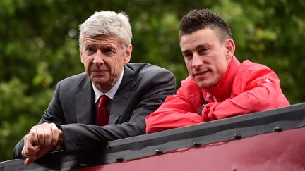 Laurent Koscielny et Arsène Wenger. (LEON NEAL / AFP)