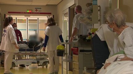 Santé : les urgences de l'hôpital de Rochefort saturées, des heures d'attente et des soignants débordés (FRANCE 3)