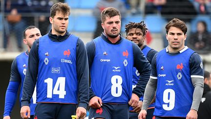 De gauche à droite, au premier plan :&nbsp;Damian Penaud, Grégory Alldritt et Antoine Dupont,&nbsp;lors d'un entraînement du XV de France, le 23 février 2022, à Paris. (FRANCK FIFE / AFP)