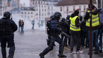 Des policiers sont sur les lieux d'une manifestation des "gilets jaunes", le&nbsp;26 janvier 2019 à Paris. (VIRGINIE MERLE / HANS LUCAS / AFP)