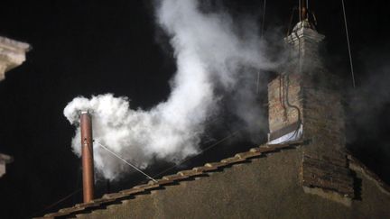 "&Egrave; bianca!", elle est blanche ! D'abord gris&acirc;tre, la fum&eacute;e de la chemin&eacute;e de la chapelle Sixtine a pris sa couleur claire, &agrave; 19h06, annon&ccedil;ant l'&eacute;lection d'un nouveau pape. (GREGORIO BORGIA / AP / SIPA)