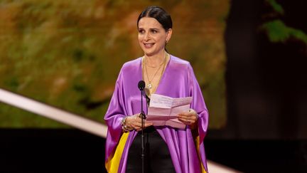 Juliette Binoche reçoit le prix Donostia lors de la 70e édition du festival Saint-Sébastien, le 18 septembre 2022. (JAVI JULIO / ANADOLU AGENCY / AFP)