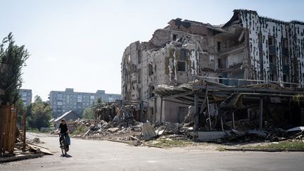 Un immeuble détruit dans le district de Pokrovsk, dans l'est de l'Ukraine, le 6 septembre 2024. (PATRYK JARACZ / ANADOLU / AFP)